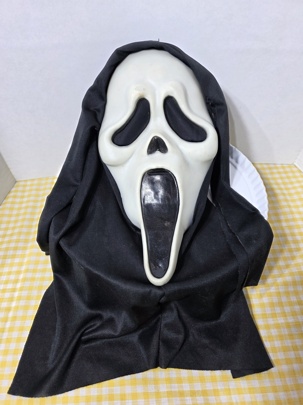 SCREAM Mask-Vintage 1990s Fun World DIV Ghost Face Gen 2 Glow Mask Poly Shroud
